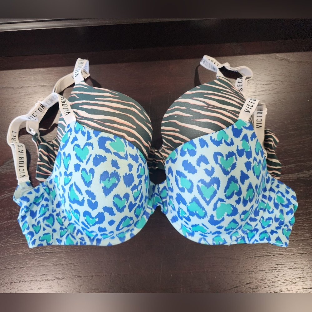Victoria's Secret Pushup Bra 32DDD Set of 2